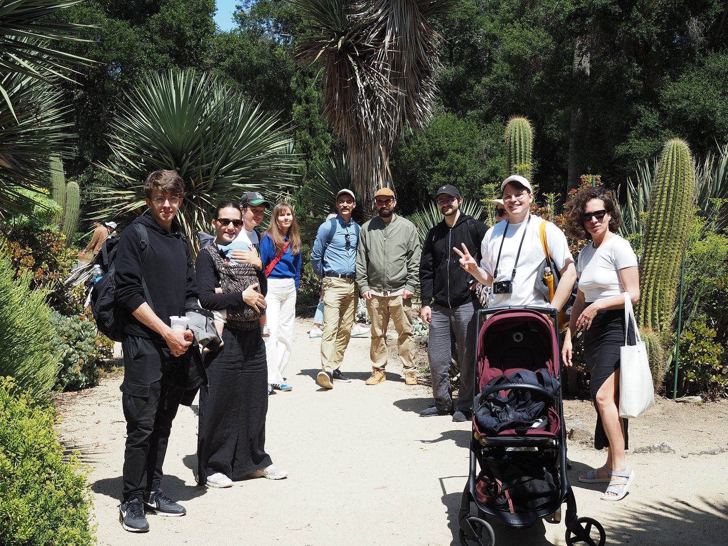 10 workers of Martians at the park of San Francisco, 3 women, 1 small kid